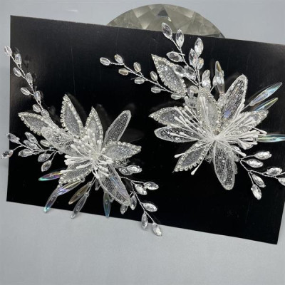 Cài tóc cô dâu hoa trắng đính đá ngũ sắc mẫu mới t8/2024