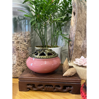 Lư xông trầm bằng gốm  có tấm lót chống nóng , chống ố vàng đáy lư , lư hương sứ  kèm đế cắm được tất cả các loại nhang , giúp tạo ra bầu không khí trong lành , tĩnh tâm và an lạc   