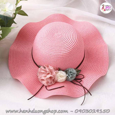 Nón cói đi biển trẻ em vành gợn sóng, gắn nơ 3 hoa vải thời trang dành cho bé từ 3 đến 7 tuổi, có dây quai nón - Hạnh Dương