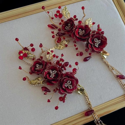 Cài tóc cô dâu hoa vải đỏ đính pha lê kèm bông tai mẫu t12/2023