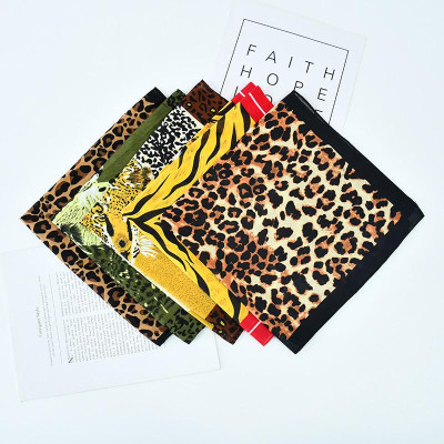 Bộ sưu tập khăn vuông bandana cotton họa tiết báo cá tính (54x54cm)