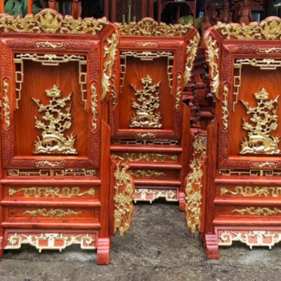 Giá gương thờ cúng khắc gốc cây tùng bằng gỗ gõ và sơn son dát vàng cao cấp kt cao 81×56×19,5cm 
