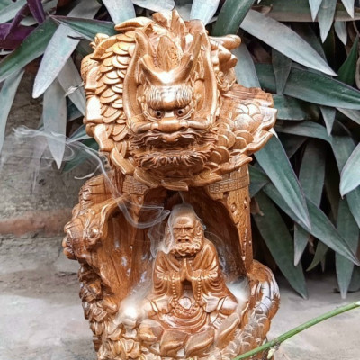 Tượng Đạt ma sư tổ xông trầm bằng gỗ bách xanh thơm nức kt cao 20×12×12cm