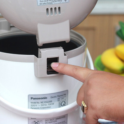 Bình Thủy Điện Panasonic NC-EG2200CSY - Xuất xứ Thái Lan - Dung tích 2.2L - Công suất 700W - Ruột bình phủ carbon hạt nổi - Chức năng hẹn giờ và tẩy cặn - Bảo Hành 12 Tháng - Hàng Chính Hãng