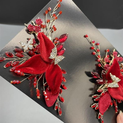 Cài tóc cô dâu hoa nhung đỏ đính bướm vàng