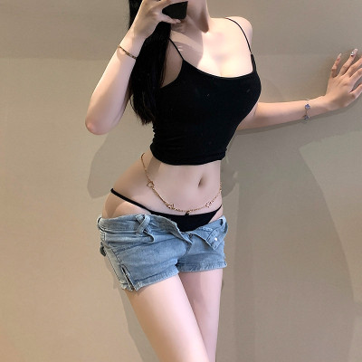 Quần lót lọt khe trang trí xích hoạt tiết trái tim