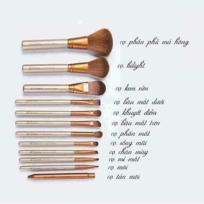 Bộ cọ tán phấn 12 món kèm hộp đựng đa năng cao cấp ,đầu cọ mềm mịn và bám phấn , cán cọ dài thích hợp khi cầm ,thiết kế tinh xảo , tạo nên sự tươi mới ,trẻ trung ,tự nhiên xinh đẹp giúp  trang điểm một cách dễ dàng và nhanh chóng nhỏ gọn và tiện dụng  