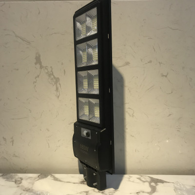 Đèn Năng Lượng Mặt Trời Liền Thể 240w,360w,500w có tay đèn + bass. NLMT 500W & đèn Cảm Biến