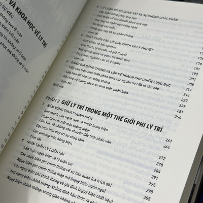 TƯ DUY PHẢN BIỆN - ĐỂ KHÔNG BỊ THAO TÚNG TÂM LÝ - Tom Chatfield - Khánh Trang dịch - (bìa mềm)