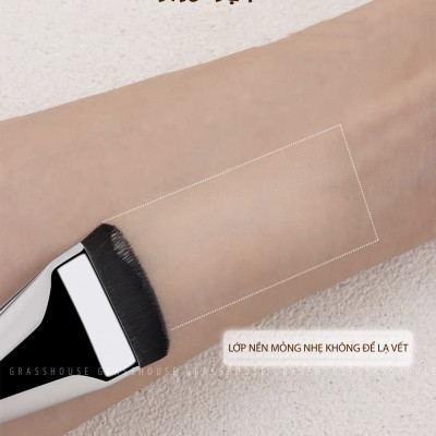 Cọ quét kem nền đều đầu dẹt (kèm vỏ bọc silicon), hỗ trợ dàn kem nền mỏng mịn tự nhiên, lông cọ mềm không đau da
