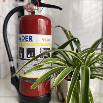 Bình chữa cháy bột ABC 4kg Vinafoam V4-P có tem kiểm định đạt công suât dập tắt 2A55B