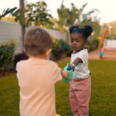 Bình Tập Uống Nước Có Ống Hút Đáy Nặng Kháng Khuẩn Chống Tràn Cho Bé Tommee Tippee Superstar 300ml, Từ 6 Tháng - Xanh Lá