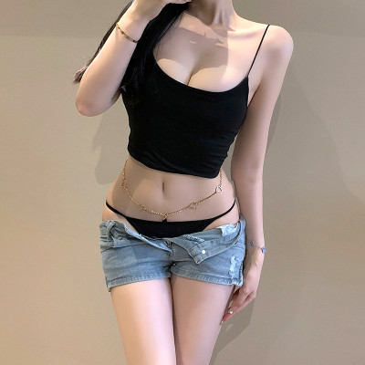 Quần lót lọt khe trang trí xích hoạt tiết trái tim