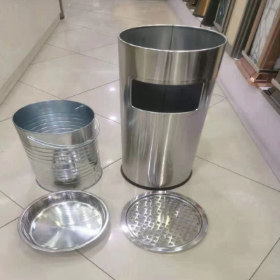 Thùng Rác Inox Có Gạt Tàn Hình Trụ Tròn Bên Trên Có Gạt Tàn Bên Trong Có Thùng Đựng Rác Bằng Tôn Hoa GEV35A