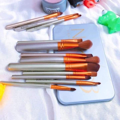 Bộ cọ tán phấn 12 món kèm hộp đựng đa năng cao cấp ,đầu cọ mềm mịn và bám phấn , cán cọ dài thích hợp khi cầm ,thiết kế tinh xảo , tạo nên sự tươi mới ,trẻ trung ,tự nhiên xinh đẹp giúp  trang điểm một cách dễ dàng và nhanh chóng nhỏ gọn và tiện dụng  