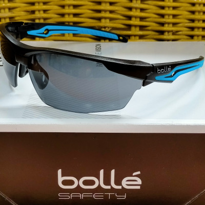 KÍNH BẢO HỘ BOLLE TRYON, Lớp phủ Platinum có khả năng chống xước cao, chống lại các hóa chất mạnh nhất và làm chậm sự xuất hiện của sương mù.  Bảo vệ 99,9% tia UVA/UVB