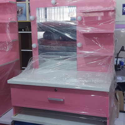 Bàn trang điểm ngồi bệt Juno sofa màu hồng ngang 80 cm x cao 100 cm x sâu 42 cm