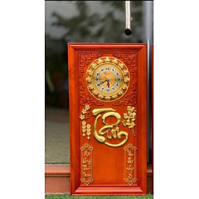 Tranh đồng hồ kết hợp với đốc lịch khắc chữ (tâm)  treo tường được làm bằng chất liệu gỗ hương đỏ và được pu dát vàng điểm cao cấp kt 41×81×3,5cm