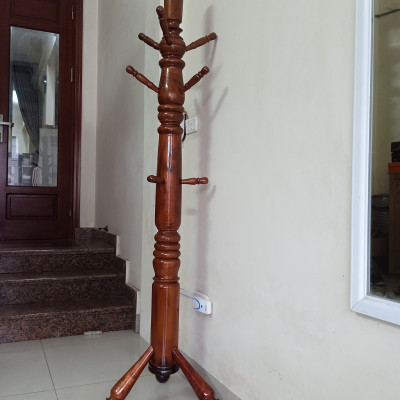 Cây treo quần áo gỗ N H home thân to chân thẳng màu nâu đậm 