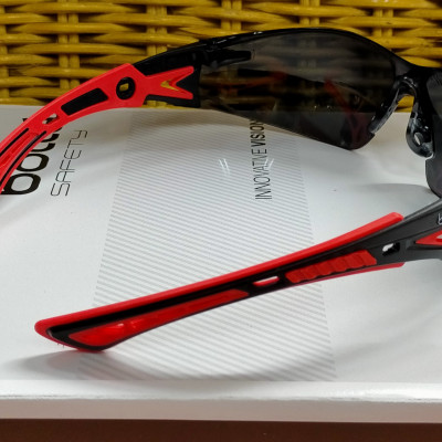 KÍNH BẢO HỘ BOLLÉ RUSH PLUS TRÒNG TRONG HOẶC XÁM KHÓI, Lớp phủ Platinum chống xước và sương mù, Bảo vệ 99,9% tia UVA / UVB