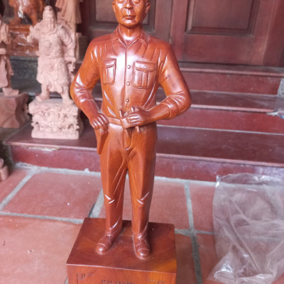 Tượng đại tướng võ nguyên giáp bằng gỗ hương kt cao 50×17×10cm