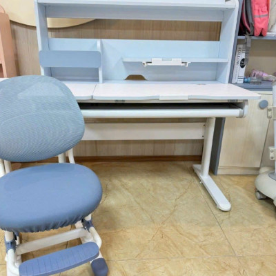 Bộ bàn ghế học sinh thông minh chống cận điều chỉnh cao thấp tay quay Tundo CTIRSP100 kèm đèn ngang 100cm