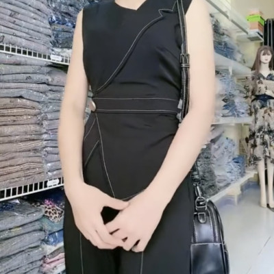 Set 2 món gồm quần và áo cổ nửa vest sang xinh cá tính.