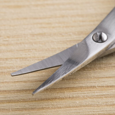 Kéo Tỉa Lông Mày Kai KQ3113 (Màu Trắng)