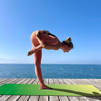 Thảm tập yoga chính hãng Yvonne, Pole Star Green (TẶNG KÈM 3 PHẦN QUÀ) dày 6mm bề mặt nhám, siêu bám, chống trơn trượt, thấm hút mồ hôi, càng nhiều mồ hôi càng bám, dễ vệ sinh, bề đẹp, sang trọng