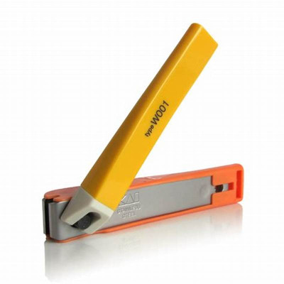 Bấm Móng Tay Inox Thân Nhựa Cỡ Trung Tybe W001 Kai Razor 39255-KE0109 (Màu cam)