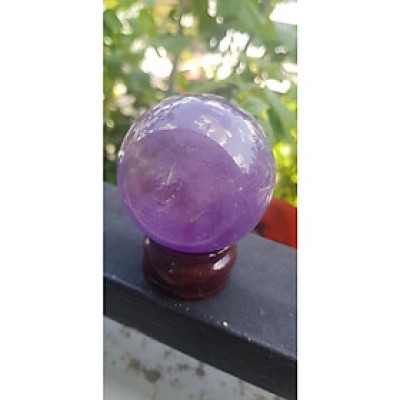 Trái Bi Phong Thủy Đá Thạch Anh Tím tự nhiên đậm tươi nhỏ vừa đế gỗ để bàn size cao 8cm x đk 6cm có tên khoa học amethyst hợp Anh Chị mệnh Hỏa và Thổ đặt trên bàn làm việc, nhà, công ty hướng Đông hoặc hướng Nam giúp cân bằng nội tâm, đem lại bình an ạ