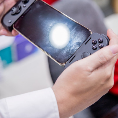 [Mới, hàng chính hãng] Tay cầm điện thoại Razer Kishi V2-Gaming Controller for iPhone