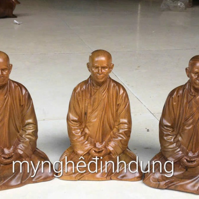 Tượng thiềm sư thích nhất hạnh bằng gỗ bách xanh thơm nức kt cao 20×14×12cm 