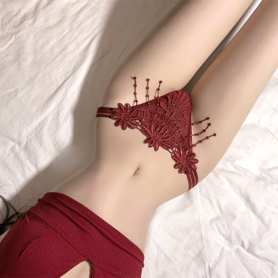 Quần lót nữ lọt khe dây tua rua bông hoa ở trước