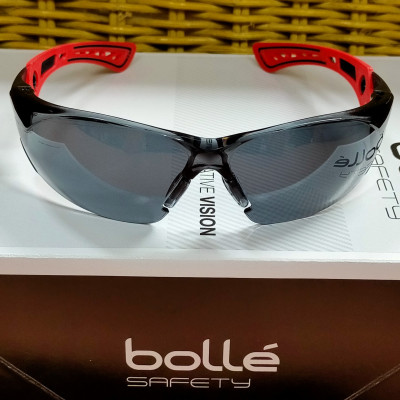 KÍNH BẢO HỘ BOLLÉ RUSH PLUS TRÒNG TRONG HOẶC XÁM KHÓI, Lớp phủ Platinum chống xước và sương mù, Bảo vệ 99,9% tia UVA / UVB