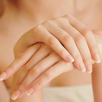 Bấm Móng Tay Inox Thân Nhựa Cỡ Trung Tybe W001 Kai Razor 39255-KE0109 (Màu cam)