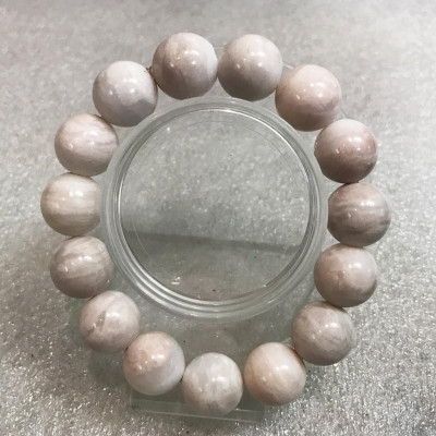 Vòng ngọc màu hồng phấn độc lạ cho người mệnh Thổ và Hỏa đường kính hột là 16cm