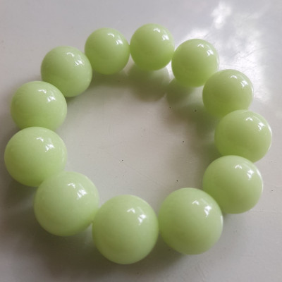 Vòng Nam Dạ Quang tự nhiên mới size to quá đẹp 18mm Các Anh đeo tay lên đẹp sang lắm nhe sẽ ánh lên khi có đèn chiếu vào ạ