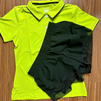 Set đồ nữ gồm áo thun cổ trụ và quần đùi 2 lớp phong cách thể thao sang trọng