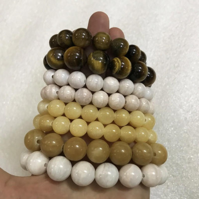 Vòng ngọc màu vàng cho người mệnh Thủy và Kim đường kính hột là 16cm