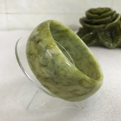 Vòng tay cẩm thạch tự nhiên màu xanh cốm bản dày 3cm size 6.7cm cho người mệnh Hỏa và Mộc. VONGNGOCCOM.6.7cm