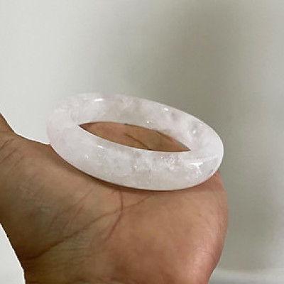 Vòng tay thạch đá thật liền khối trắng trong chế tác tại xưởng Chế Tác Đá Phong Thủy Mỹ Nghệ AnAn