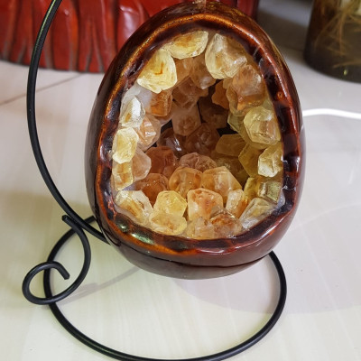 Miếng thạch anh Vàng tự nhiên hốc sâu có đế kiểu có đèn điện công dụng hút tài lộc cả chân Cao 16cm đk 12cm miếng Vàng cao 10cm đk 8cm Anh Chị để bàn trang trí nhà bàn thờ Thần Tài và treo trong phòng làm đèn ngủ may mắn màu Vàng Anh thật sự rất tốt đẹp ạ