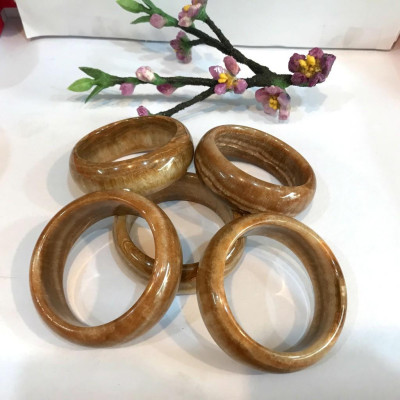 Vòng tay đá tự nhiên màu vàng vân bản to 2 cm cho bóng và có vân