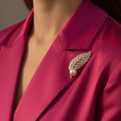 Trâm Cài Áo Vest, Áo Dài Đính Ngọc Trai Baroque Hình Lông Vũ thời trang thiết kế Hity ACC404