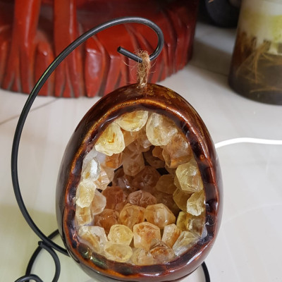 Miếng thạch anh Vàng tự nhiên hốc sâu có đế kiểu có đèn điện công dụng hút tài lộc cả chân Cao 16cm đk 12cm miếng Vàng cao 10cm đk 8cm Anh Chị để bàn trang trí nhà bàn thờ Thần Tài và treo trong phòng làm đèn ngủ may mắn màu Vàng Anh thật sự rất tốt đẹp ạ