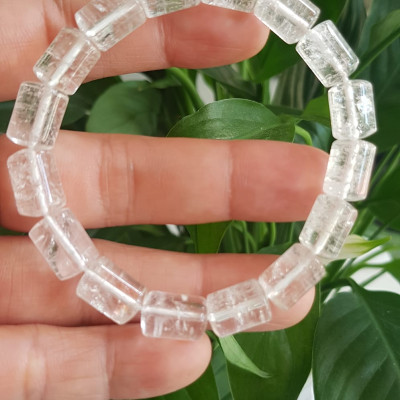 Vòng tay đá thạch anh trắng trong khúc mới đẹp size hạt 8mm x dài 11mm Chất liệu đá thạch anh trắng tự nhiên Rất hợp nữ mệnh kim mệnh Thủy các anh nam thích đeo vòng tay hạt size nhỏ thì đây ạ 