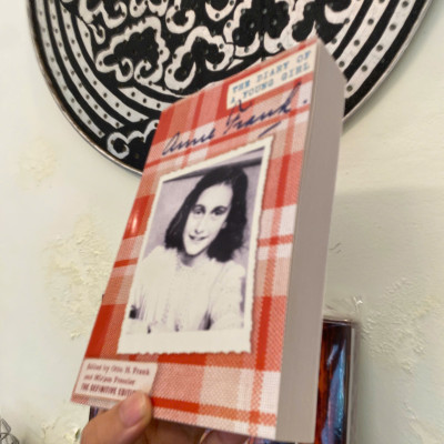 Sách - Diary of a Young Girl by Anne Frank | Classics History Nonfiction / Biography / Ngoại văn