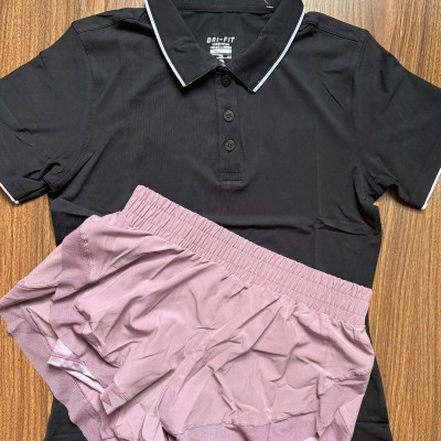 Set đồ nữ gồm áo thun cổ trụ và quần đùi 2 lớp phong cách thể thao sang trọng