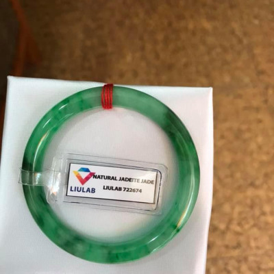 CHIẾC VÒNG NỮ LÝ VÂN A SỊN 49MM KÈM GIẤY KIỂM ĐỊNH LIULAB No 722674  CHẤT LIỆU 100% ĐÁ CẨM THẠCH THIÊN NHIÊN  MÀU XANH LÝ VÂN TƯƠI ĐẸP NỮ 45KG-51KG ĐEO SANG TAY Ạ